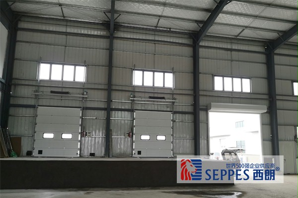 稳定的工业提升门 稳定的工业提升门