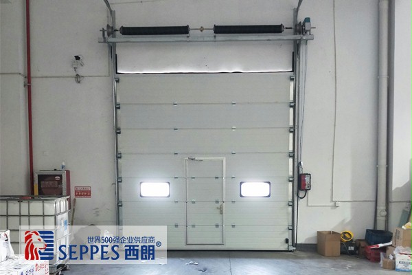 稳定的工业提升门 稳定的工业提升门