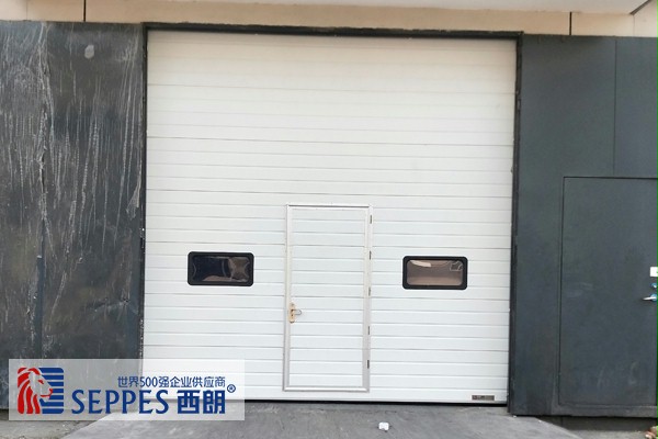 稳定的工业提升门 稳定的工业提升门