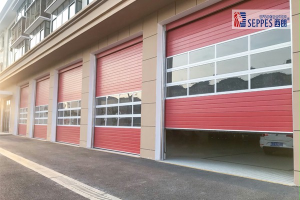 稳定的工业提升门 稳定的工业提升门