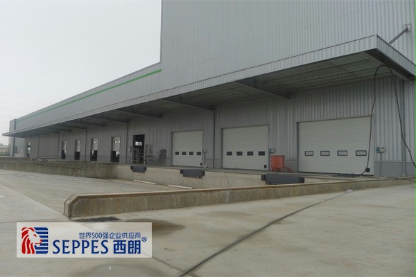 稳定的工业提升门 稳定的工业提升门