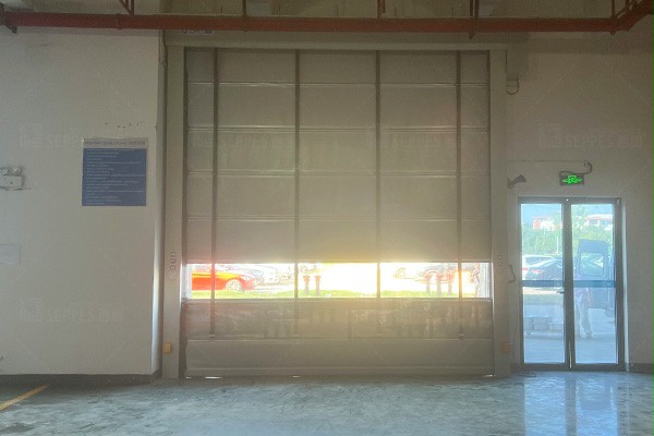 西朗门业堆积快速卷帘门