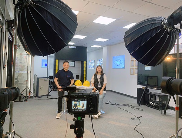 西朗门业董事长杨元嘉接受阿里巴巴国际站采访 西朗门业董事长杨元嘉接受阿里巴巴国际站采访