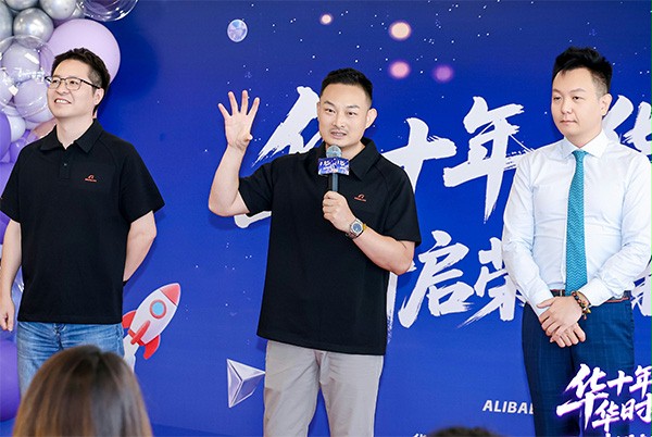 西朗门业董事长杨元嘉在乔迁仪式上致辞 西朗门业董事长杨元嘉在乔迁仪式上致辞