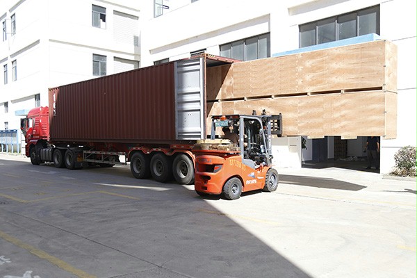 西朗门业装箱发货出口海外