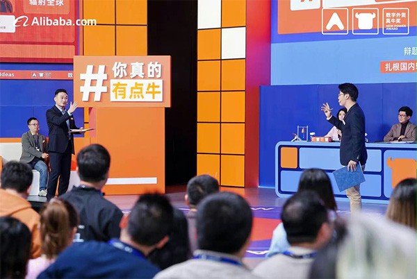 上图为：西朗门业总经理杨元嘉与对手辩论