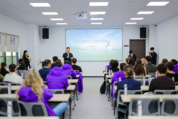 ▲上图为：西朗门业董事长、总经理杨元嘉在大会议室向外宾介绍企业与产品