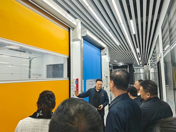 上图为：杨元嘉董事长演示讲解快速门等产品