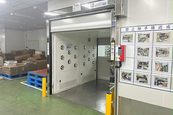西朗门业风淋室快速卷帘门项目照片