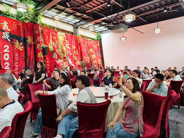 上图为：分享现场的企业家们认真听讲和拍照记录
