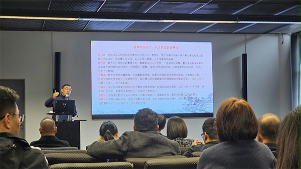 中国仓储与配送协会副会长王继祥先生做智慧物流主题分享 中国仓储与配送协会副会长王继祥先生做智慧物流主题分享